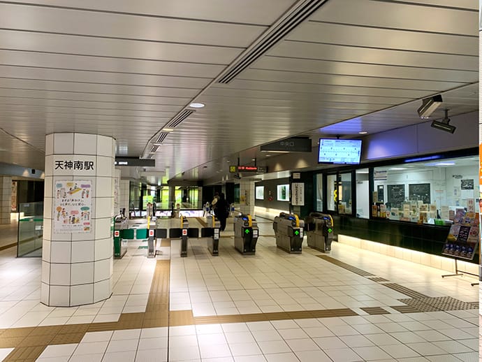 地下鉄七隈線天神南改札口を出て直進します。【画像】