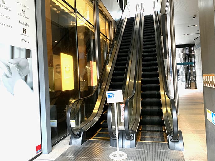 中央のエスカレーターで2Fまでお上がりください。【画像】