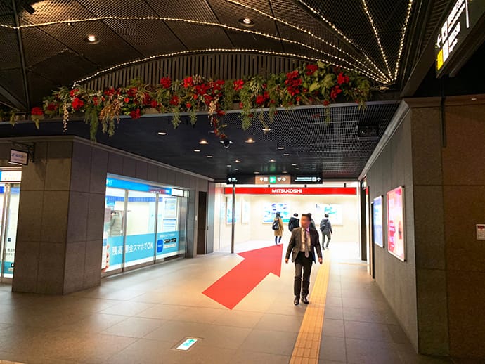 七隈線天神南駅改札口の逆側(右手)を右折し、三越方面に進みます。【画像】