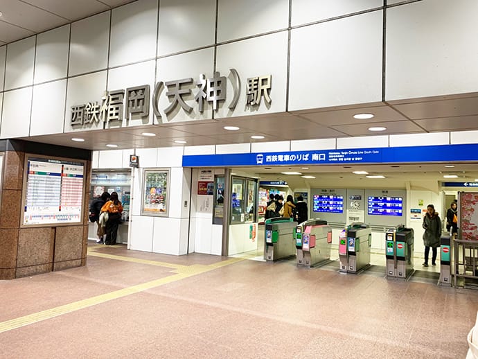 階段を上がると西鉄天神駅南口改札に出ます。左手に国体道路があります。【画像】