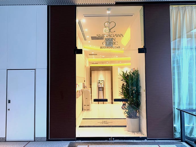 エスカレーターを降りて少し進むと左手側に入口がございます。※受付は品川スキンクリニックとなります。【画像】