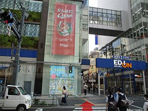 路面電車「紙屋町西」駅を降りたら、エディオン方面へ横断歩道を渡ってください。【画像】