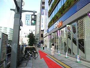 横断歩道を渡ったらすぐ左手に真っすぐ進んでください。【画像】