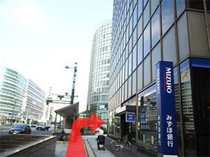 右手のみずほ銀行を通りすぎたら、角を右に曲がってください。【画像】