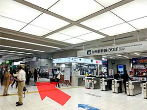 新幹線・在来線改札を出て右手に進みます。【画像】