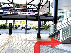 エスカレーターを降りたら右手に進んでください。【画像】