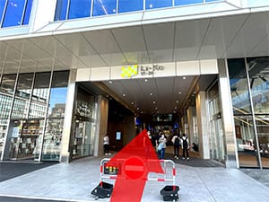 Li-Kaの入口があるのでそのまま直進してください。【画像】