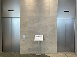 少し進むと左手にエレベーターがあるので、7Fへお上がりください。【画像】