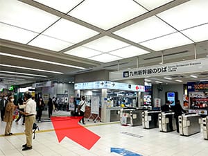 新幹線・在来線改札を出て右手に進みます。【画像】