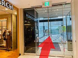プレミアム館に入り直進し、自動ドアを出ます。【画像】
