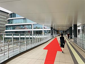 ぺテストリアンデッキに出るので道なりにお進みください。【画像】