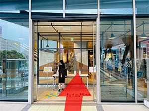 Li-Kaに入り、エスカレーターまで進みます。【画像】