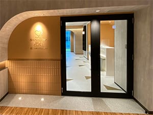 エスカレーターを降りて右手側に品川スキンクリニック鹿児島院がございます。【画像】