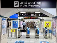 JR三ノ宮駅西口改札を出ます。【画像】