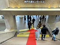 階段を下ります。【画像】