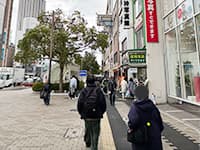 マルイを右手に真っ直ぐ歩きます。【画像】