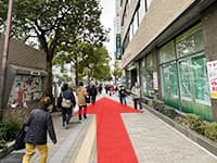 三井住友銀行の前を直進します。【画像】