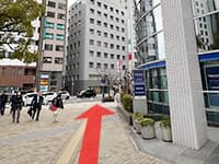 みずほ銀行が右手に見えたら、みずほ銀行のビルに沿って右に曲がります。【画像】