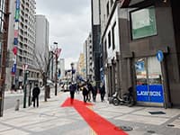 100ｍほど歩くと、右手にローソンが見えます。【画像】