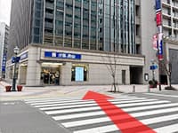 ローソンの前にある横断歩道を渡ると、目の前に見えるビルです（1階が洋服の青山です）。【画像】