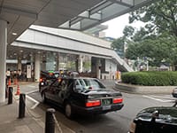 ロータリーに沿って道なりに進んでください。【画像】