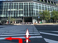 目の前に交差点が見えます。信号を渡らずに左に進んでください。【画像】