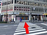 「中央郵便局北」交差点の右手側の信号を渡ってください。1階にマツモトキヨシがあります。【画像】