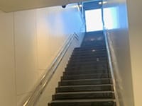 階段を上がり、地上へ出ます。【画像】