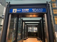 10番出口に出たら、正面の道を道なりに進みます。【画像】