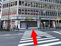 「中央郵便局北」交差点の右手側の信号を渡ってください。1階にマツモトキヨシがあります。【画像】