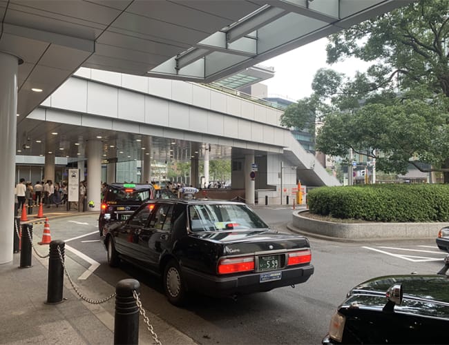 ロータリーに沿って道なりに進んでください。【画像】