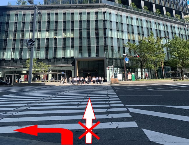 目の前に交差点が見えます。信号を渡らずに左に進んでください。【画像】