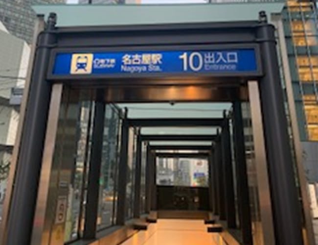 10番出口に出たら、正面の道を道なりに進みます。【画像】