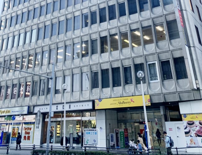 桑山ビルのエレベーターにて2階へお越しください。【画像】