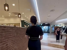 降りたら右に曲がり、外に出て再び右へ進みます。【画像】