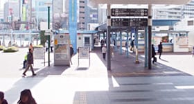 階段をくだったら斜め左にお進みください。【画像】