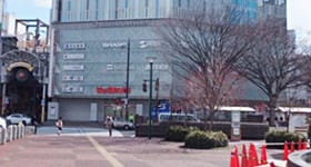 ビックカメラが見えますので、ビックカメラの前の横断歩道を渡って頂き、渡ったら右にお進みください。【画像】