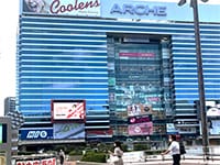 西口2階出口を出ると右斜め前にアルシェビルが見えます。【画像】