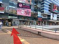 駅から繋がっている大きな歩道橋を進んでアルシェビルへ進んでください。【画像】