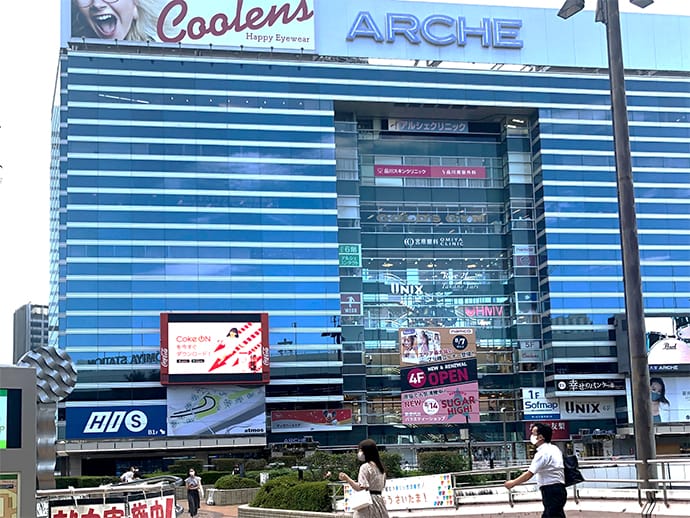 西口2階出口を出ると右斜め前にアルシェビルが見えます。【画像】