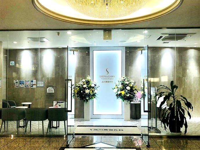 エレベーターを降りたら右に進むと品川美容外科大宮院がございます。【画像】