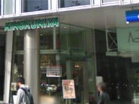 KINOKUNIYA側のエントランスからお入りいただき、左折するとエレベーターがあります。【画像】