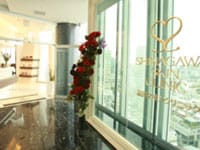 【Aoビル 10F】エレベーターで10Fまでお上がりいただくと、当院受付となります。皆さまのご来院を心よりお待ちしております。【画像】