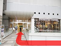 出入口手前を右折し館内へ進みます。【画像】