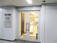 エレベーターを降りてすぐ、品川美容外科仙台院がございます。【画像】