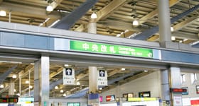 JR品川駅の中央改札または北改札を出ます。中央改札を背に右手側、港南口方向へお進みください。（北改札から出た場合、北改札を背に左へ）【画像】