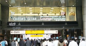 アトレ品川が見えてきます。そのまま、まっすぐに港南口へお進みください。【画像】