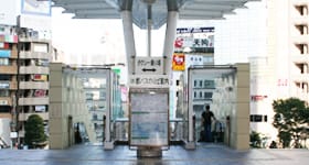 港南口を過ぎるとエスカレーターが見えてきます。エスカレーターもしくは階段を降ります。【画像】