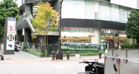 道沿いに歩くと、右手にセブンイレブンが見えてきます。そのまま直進してください。【画像】