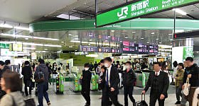 南口の改札口を出てください。【画像】